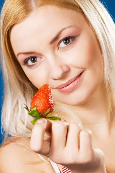 Schöne Mädchen Verkostung einer Erdbeere — Stockfoto