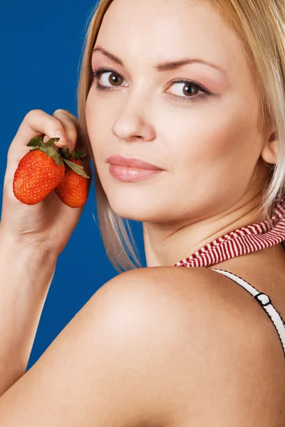 Krásná dívka ochutnávka jahody — Stock fotografie