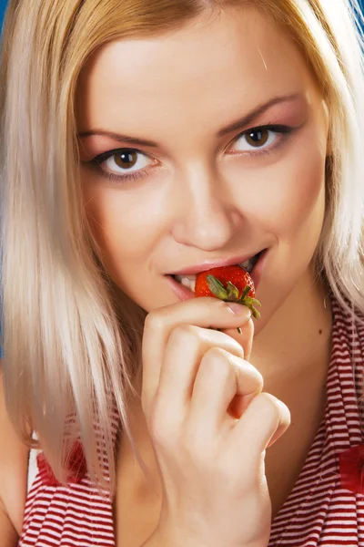 Όμορφη κοπέλα, δοκιμάζοντας μια φράουλα — Φωτογραφία Αρχείου