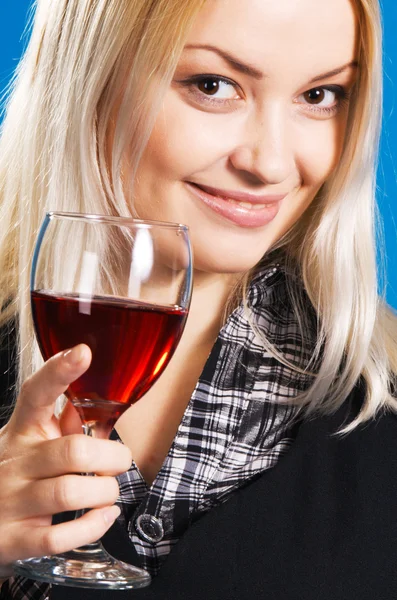 Mujer joven con una copa de vino tinto Imagen de archivo