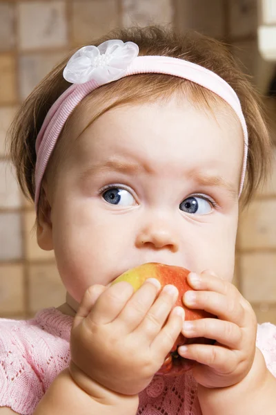 Mała dziewczynka jedząca jabłko — Zdjęcie stockowe