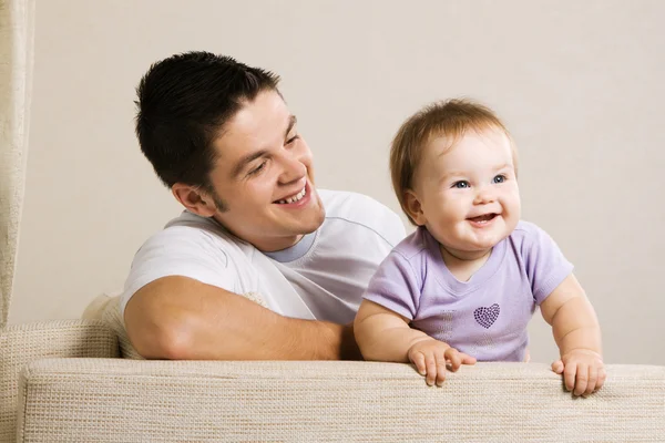 Χαρούμενα μικρά πατέρας, με την όμορφη μικρή κόρη του — Φωτογραφία Αρχείου