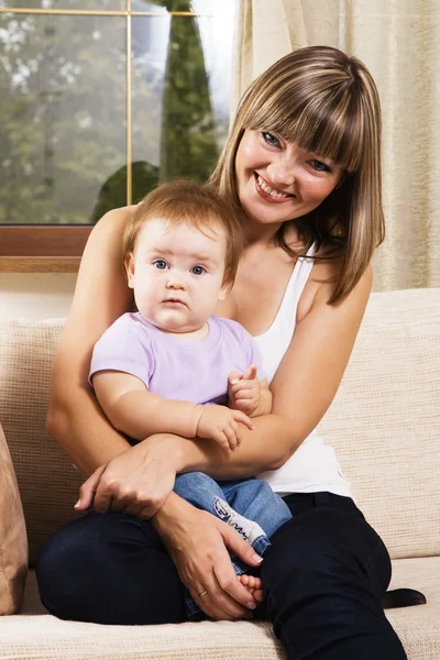Šťastná matka s roztomilá malá dcerka — Stock fotografie