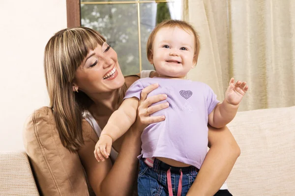 Härlig mamma leker med hennes lilla dotter — Stockfoto