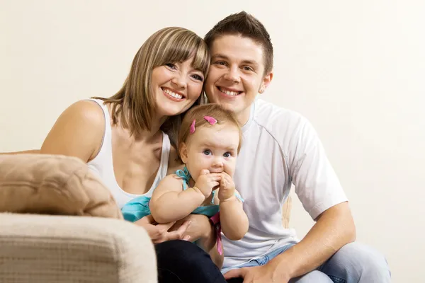 Famiglia felice a casa — Foto Stock