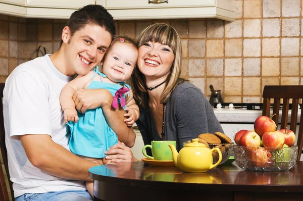 Família jovem feliz em casa — Fotografia de Stock