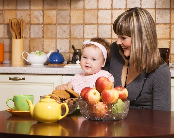 Öğle Yemeği küçük kızıyla birlikte mutlu anne