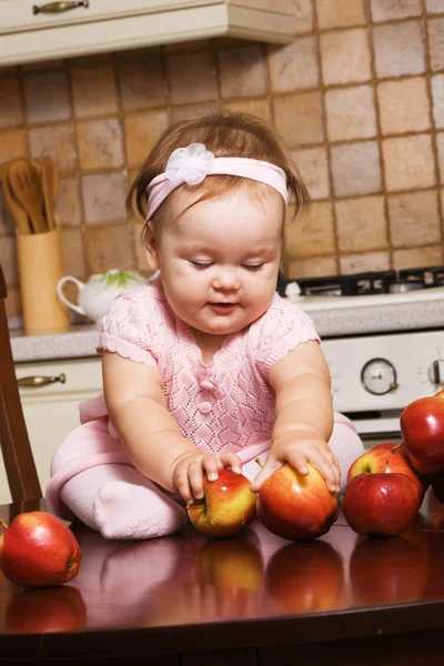 Menina bonito infantil jogando na cozinha — Fotografia de Stock