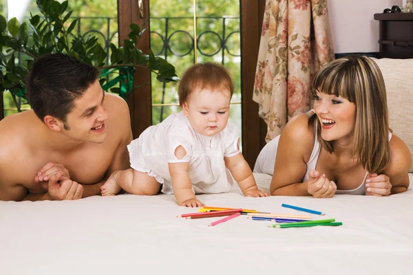 Lyckliga föräldrar leker med lilla dotter — Stockfoto