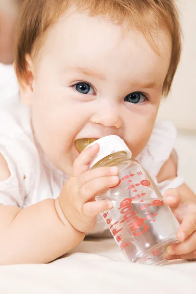 Bebê bonito água potável — Fotografia de Stock
