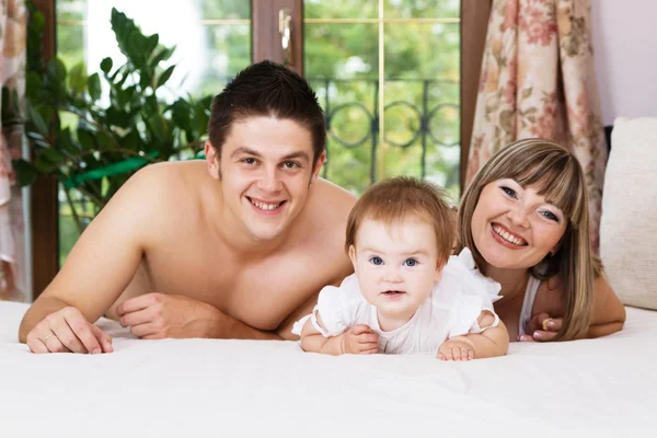 Glückliche junge Familie zu Hause — Stockfoto