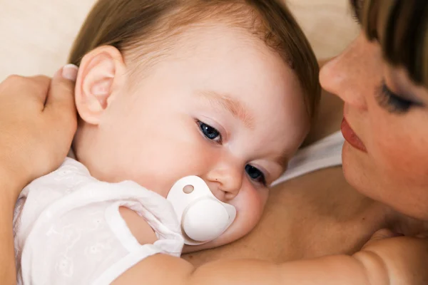 Dulce bebé con tierna madre —  Fotos de Stock