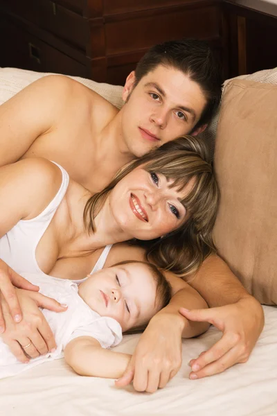 Gelukkige jonge familie thuis ontspannen — Stockfoto