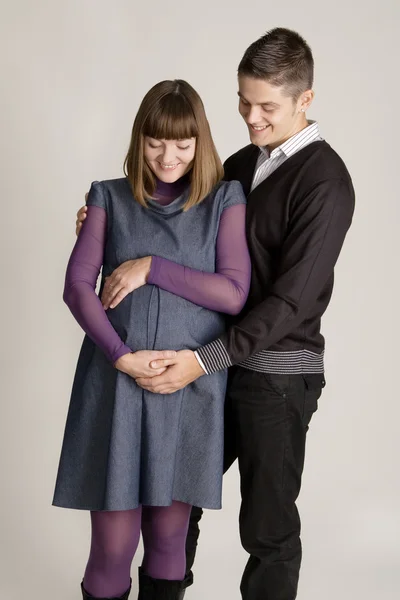 Красивая беременная женщина с мужем — стоковое фото