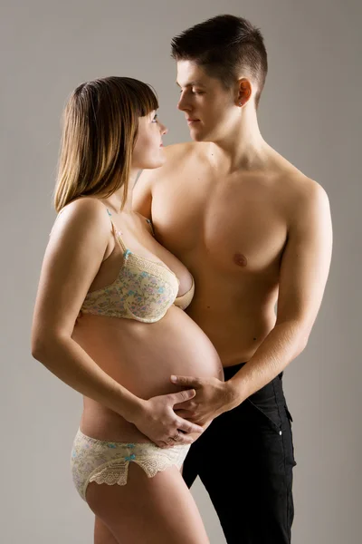 Красивая молодая пара ждет ребенка — стоковое фото
