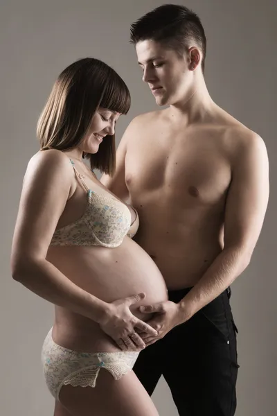 美丽的孕妇和她的丈夫 — 图库照片