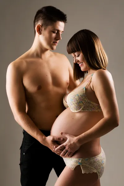 赤ちゃんを期待している若い夫婦は — ストック写真