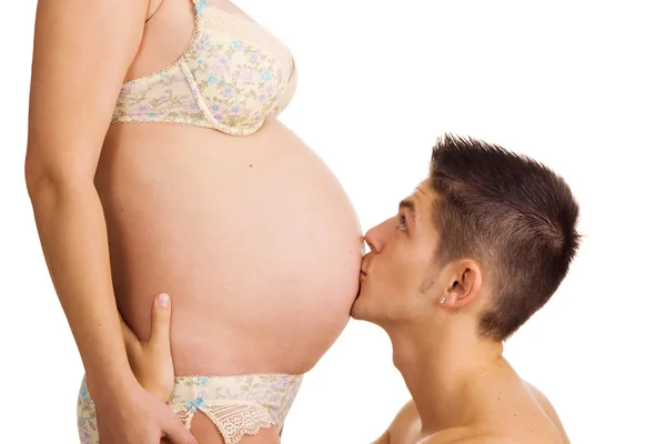 Szczęśliwa młoda para spodziewa się dziecka — Zdjęcie stockowe