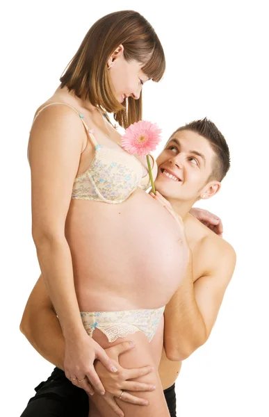 Счастливая молодая пара, ожидающая ребенка — стоковое фото