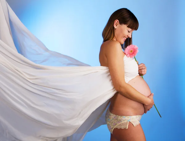 Молодая красивая беременная женщина — стоковое фото