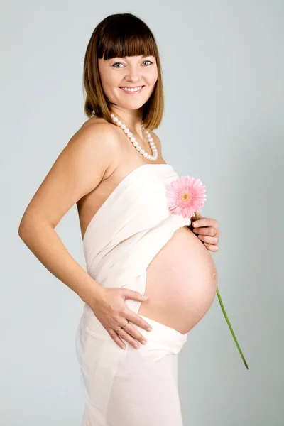Junge schöne schwangere Frau — Stockfoto