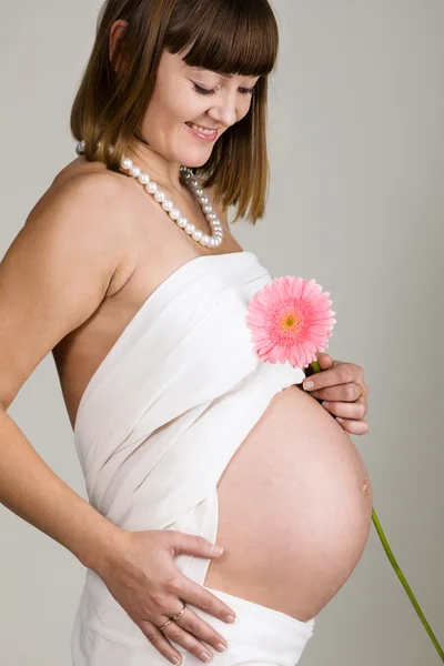 年轻美丽的孕妇 — 图库照片