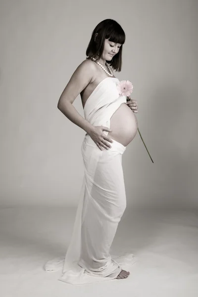 Молодая красивая беременная женщина — стоковое фото