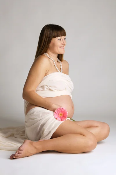 Jovem bela mulher grávida — Fotografia de Stock