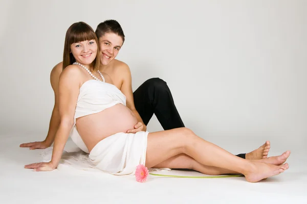Hermosa mujer embarazada con su marido —  Fotos de Stock