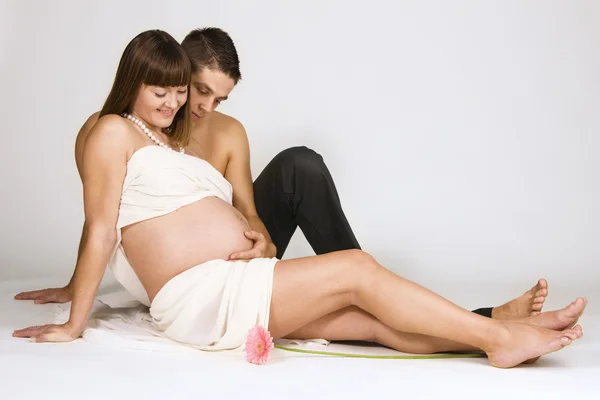 Hermosa mujer embarazada con su marido — Foto de Stock
