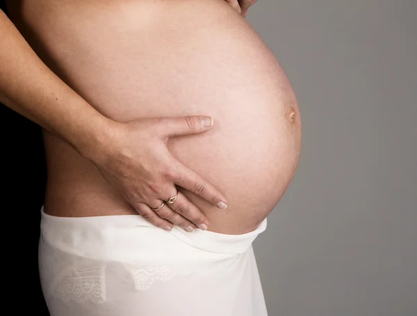 Junge schwangere Frau — Stockfoto