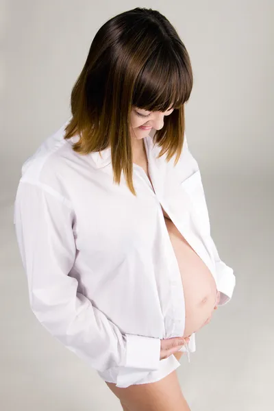 Молода красива вагітна жінка — стокове фото