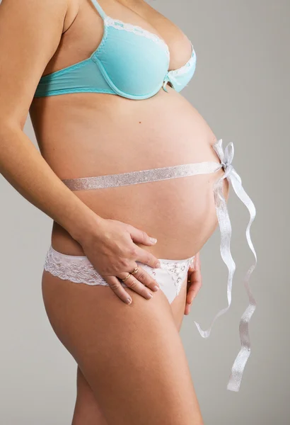 Młoda, piękna kobieta w ciąży — Zdjęcie stockowe