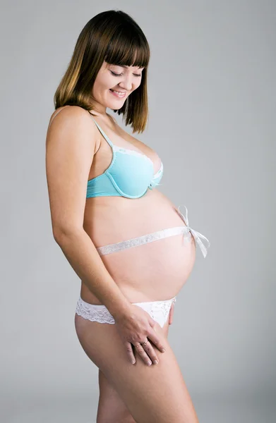 年轻美丽的孕妇 — 图库照片