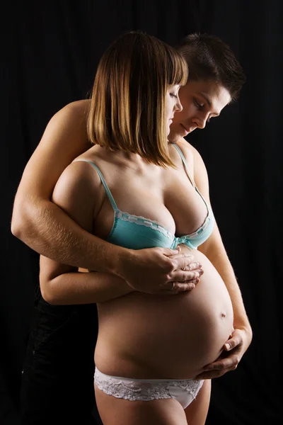 Krásná těhotná žena se svým manželem — Stock fotografie