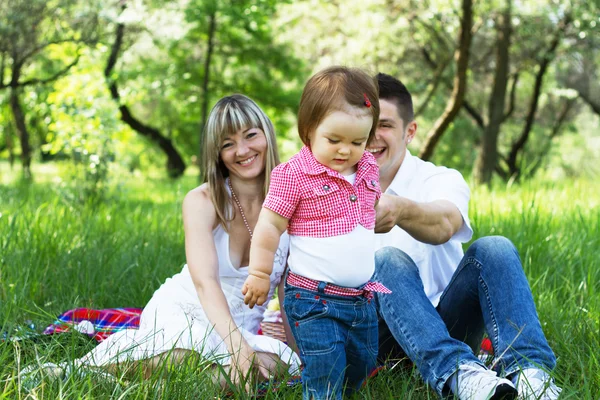 Młode rodziny na piknik — Zdjęcie stockowe