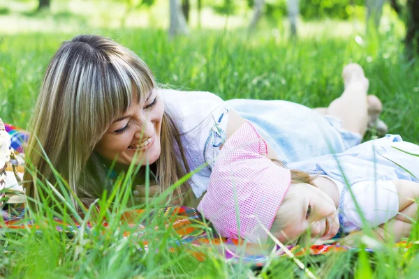 Madre con hija al aire libre —  Fotos de Stock