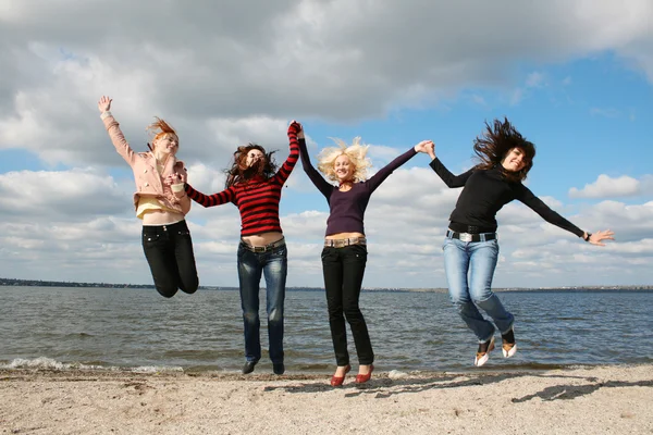 Девушки веселятся на пляже — стоковое фото