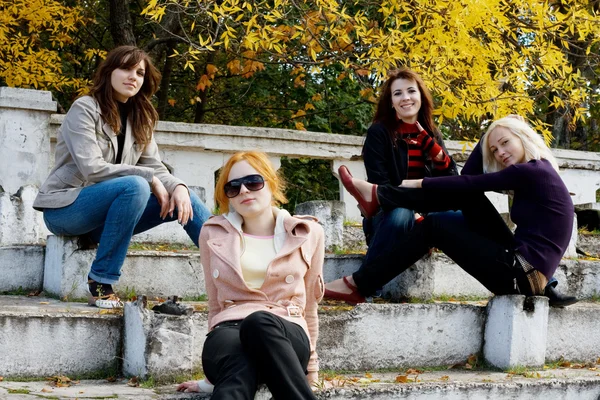 Chicas sentadas en un parque —  Fotos de Stock