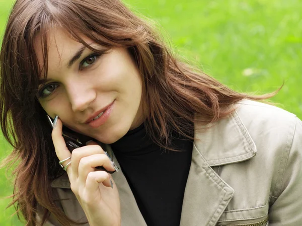 Schöne junge Mädchen mit einem Telefon — Stockfoto