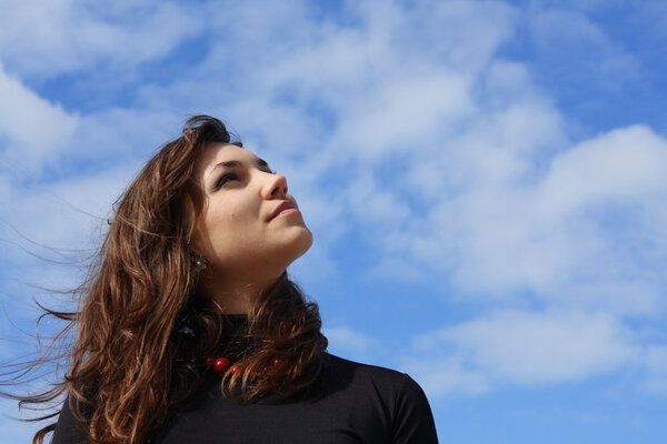 Красивая молодая женщина смотрит в небо
