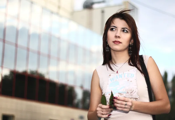 Young woman on a cityscape background — Stock Photo, Image