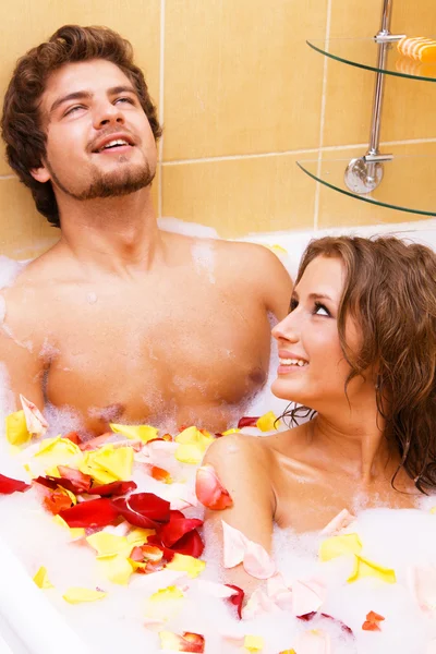 Beau jeune couple jouissant d'une baignoire — Photo