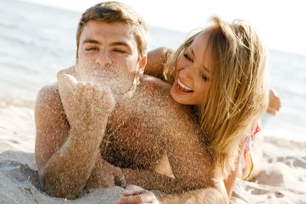 海辺でロマンチックなカップル — ストック写真