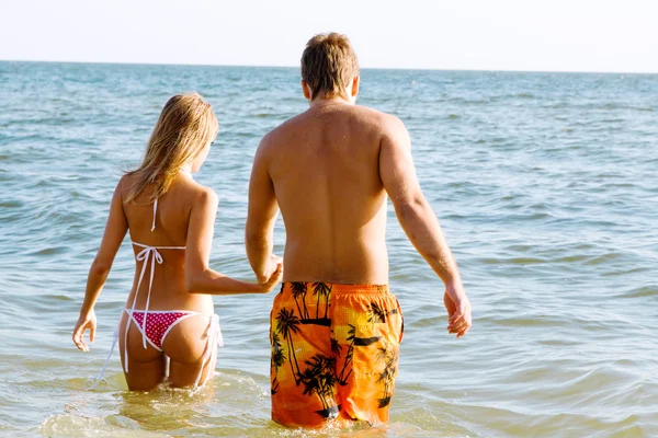 Joven hermosa pareja en la playa — Foto de Stock