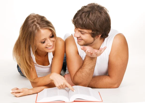 Mladý pár, čtení knihy — Stock fotografie