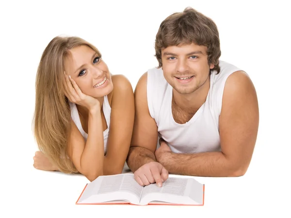 Mladý pár, čtení knihy — Stock fotografie