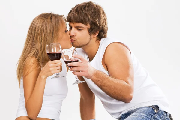 Веселая молодая пара пьет вино — стоковое фото