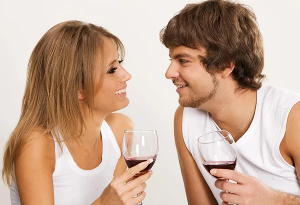 Fröhliches junges Paar trinkt Wein — Stockfoto