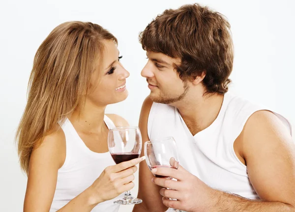 Alegre jovem casal beber vinho — Fotografia de Stock